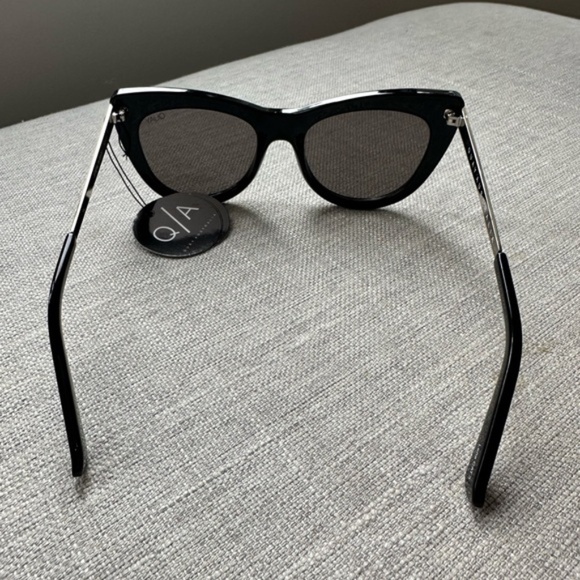 Quay Australia Steal a Kiss Sunglasses Black/ Gold NWT - Picture 7 of 10